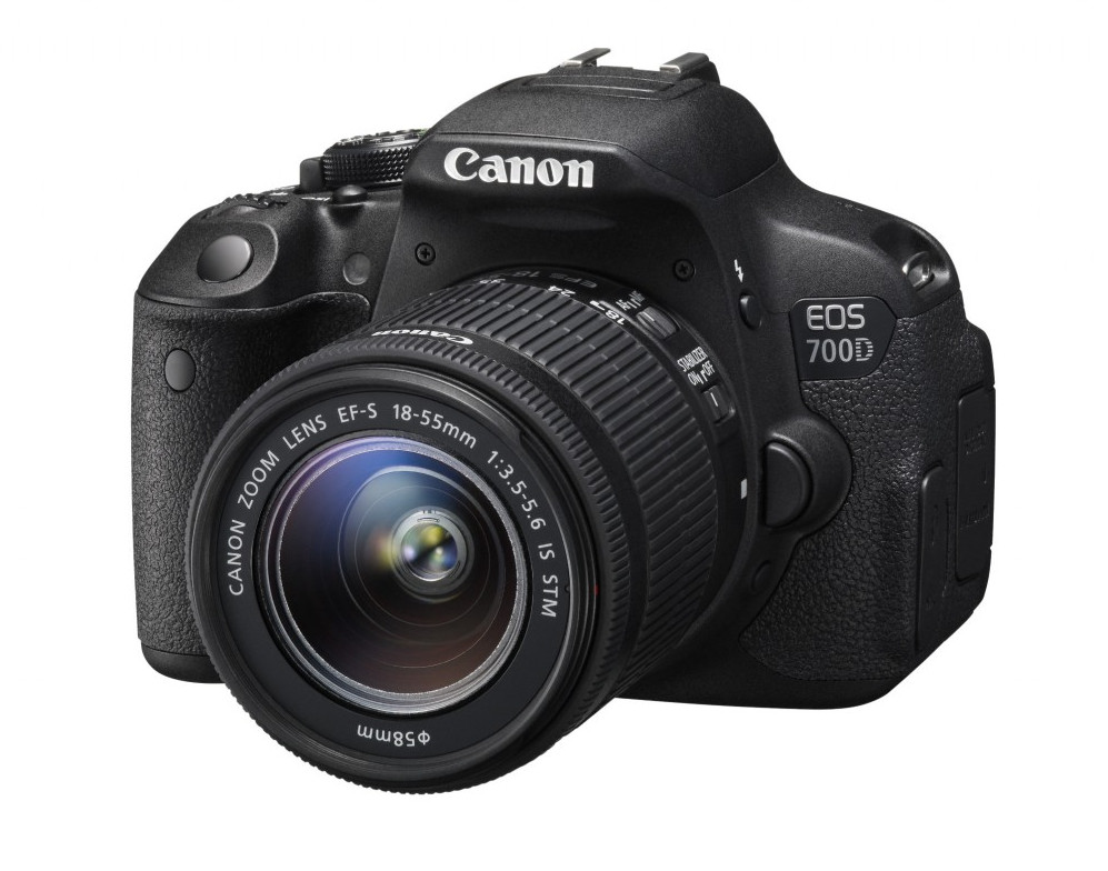 на фото: фотоаппарат Canon EOS 700D