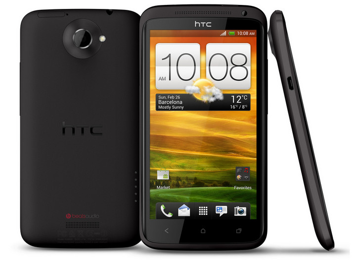 на фото: смартфон HTC One