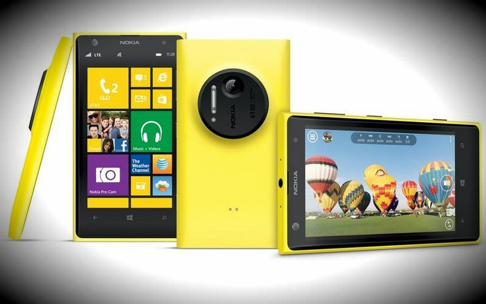 на фото: смартфон Nokia Lumia 1020