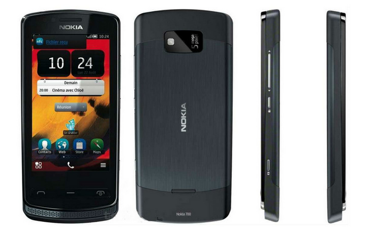 На фото: смартфон Nokia 700